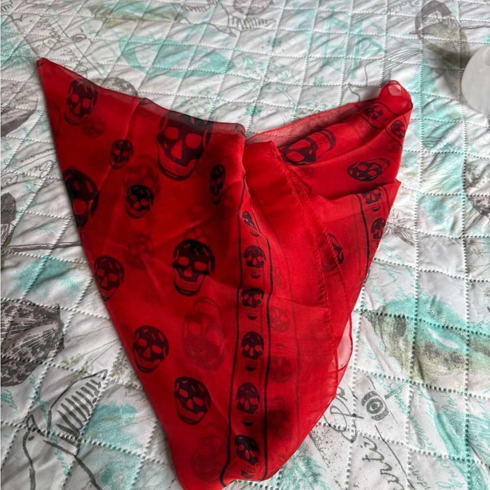 Alexander McQueen Red and Black Skull Print Silk Scarf - Picture 2 of 14
